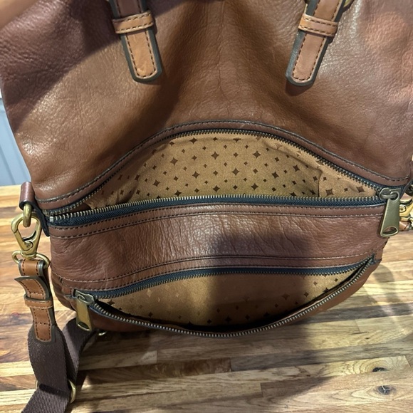 Fossil Explorer XL Brown Leather Fold Over Crossbody Hobo Tote Shoulder Bag - Picture 4 of 7